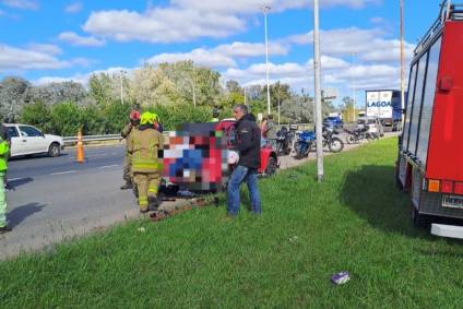 Tragedia en la autopista: un motociclista murió al chocar de atras a un auto